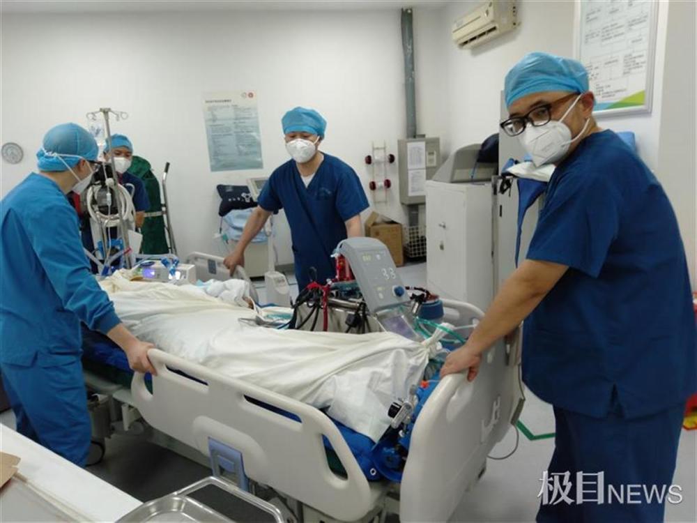 双肺全白,肺功能丧失殆尽,不得不采用ecmo(体外膜肺氧合)