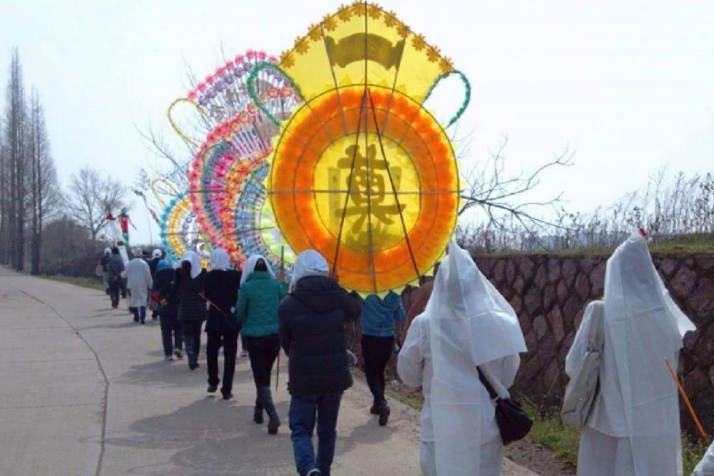 农村丧葬风俗,出殡前为何必须摔瓦盆,若没有儿子由谁来摔?