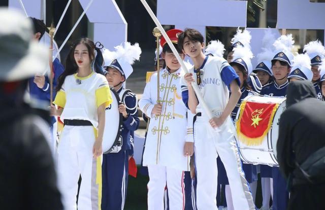 奔跑吧兄弟新路透杨颖双马尾蔡徐坤旗手装