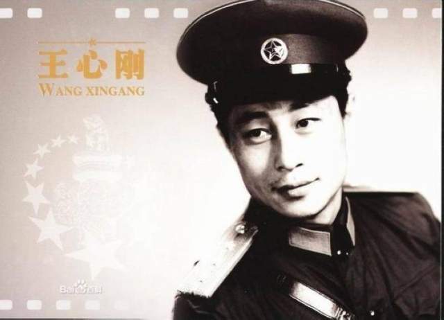 1956年,24岁的王心刚主演了个人首部电影《寂静的山林》从而开展自己