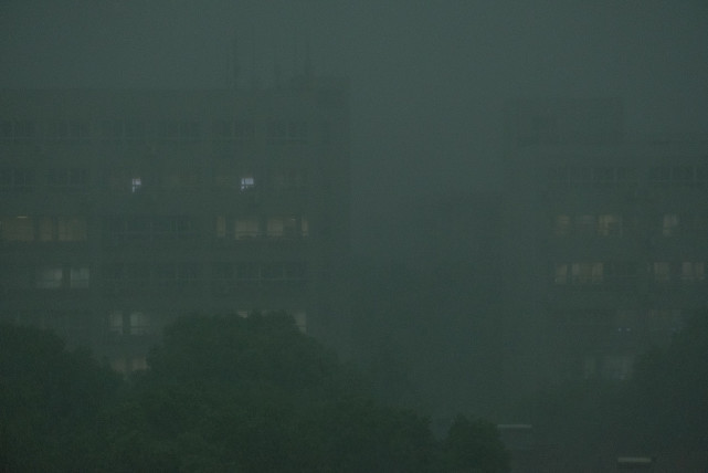 武汉突降暴雨 瞬时白昼如夜