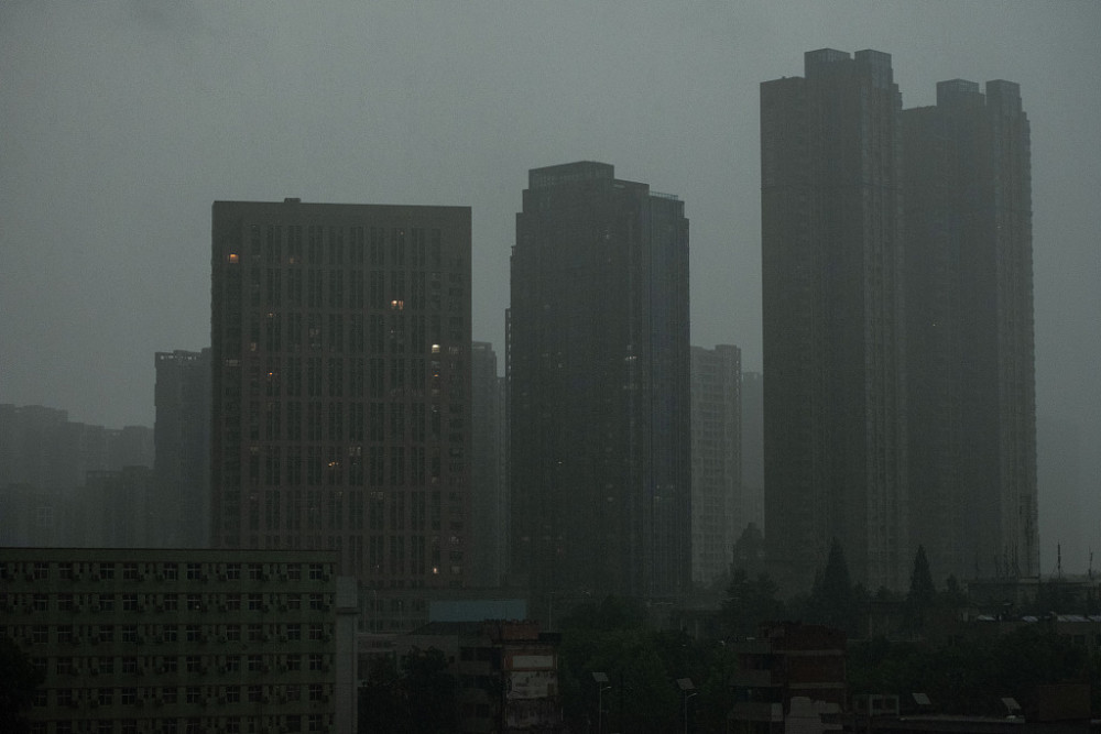 武汉突降暴雨 瞬时白昼如夜