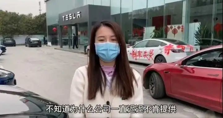 特斯拉维权事件全解读刹车门扑朔迷离站上车顶的张女士拘留结束再发声