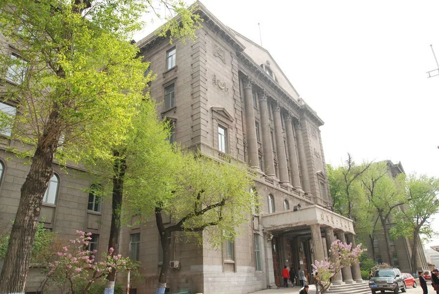 年独立建校,扩建成为哈尔滨建筑工程学院,1994年更名为哈尔滨建筑大学