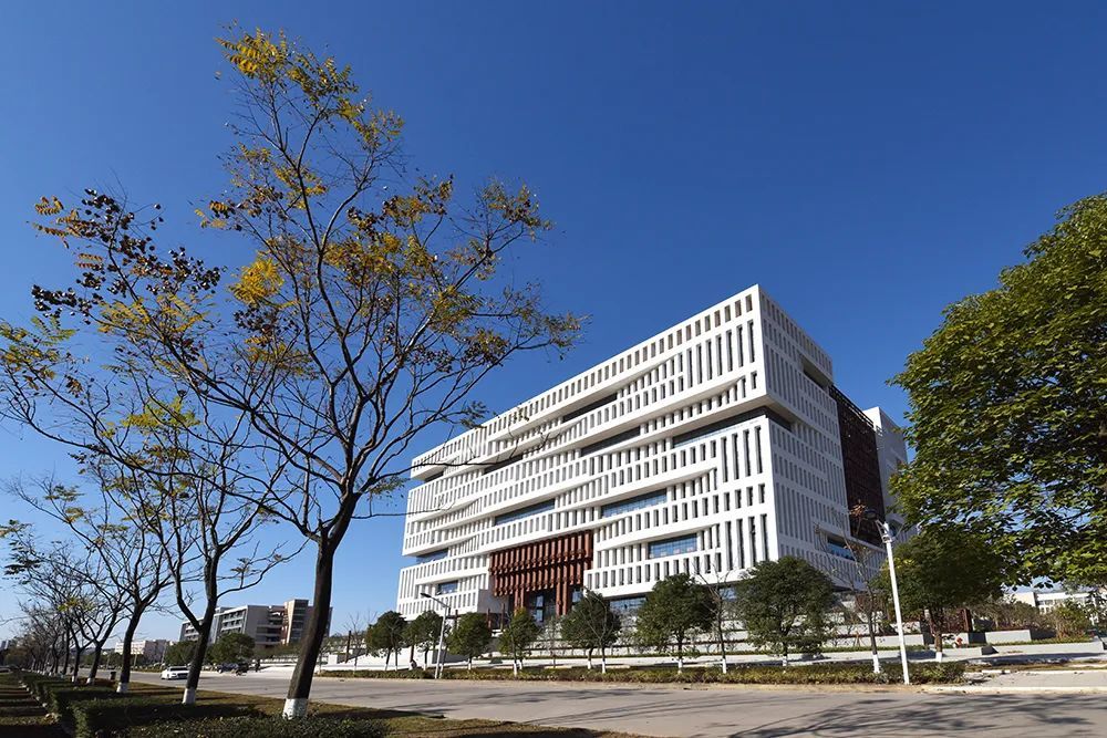 前身为湖北建筑工业学院,1978年更名为武汉建筑材料工业学院,1985年