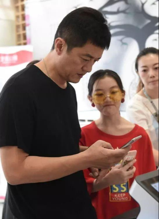 李亚鹏女儿"整容式"长大,13岁李嫣近照,是我高攀不起