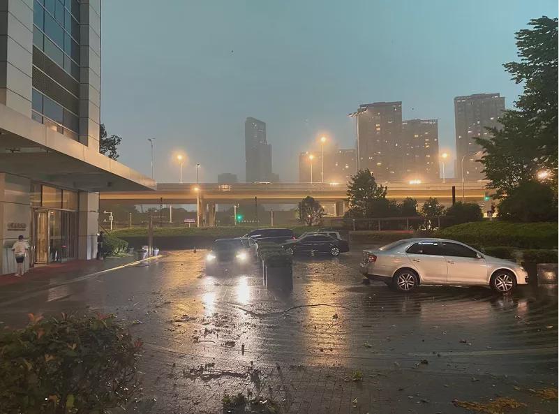 还是让武汉人惊讶不已 不仅来了暴雨,雷电和大风 冰雹也来"凑热闹" 据