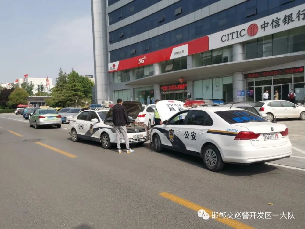 【警民一家亲】警察帮群众 群众助警车