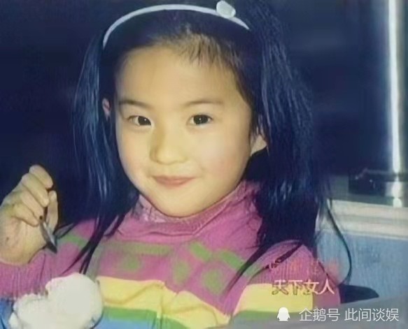 刘亦菲幼儿园毕业照流出,坐中间模样