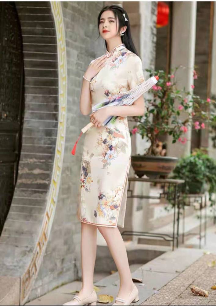 被"国风旗袍裙"惊艳到,初夏就该这样穿,甜美减龄又娇俏迷人