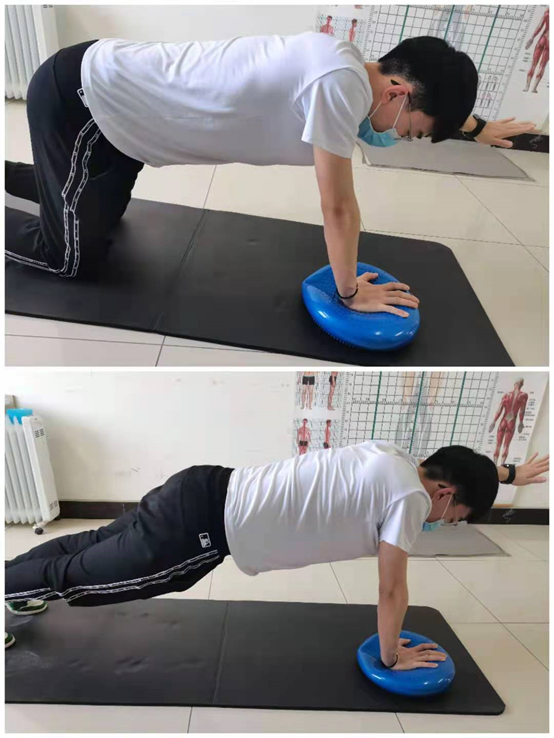 跪位下,一侧手臂置于平衡垫上作支撑稳定训练以及进阶训练