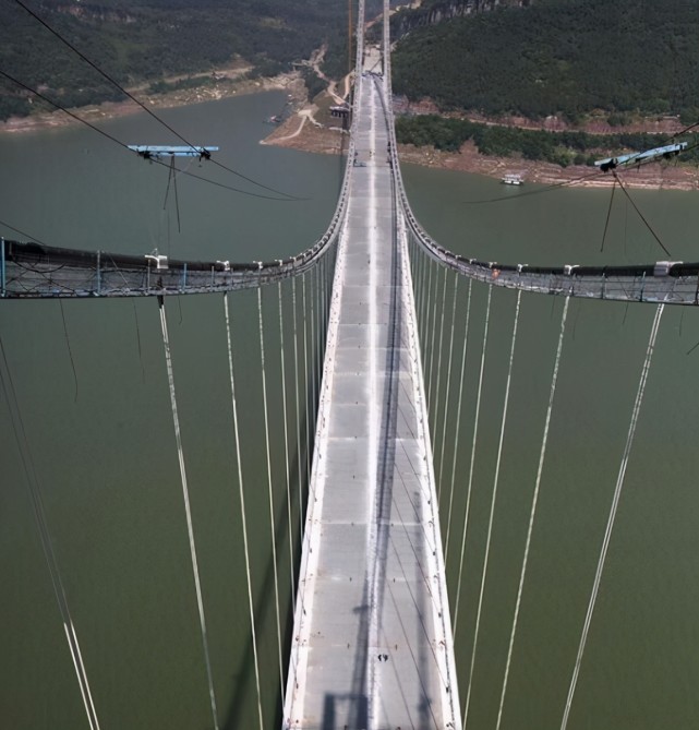 重庆建一座长江大桥,长1770米,有个小"缺陷"——仅双向4车道