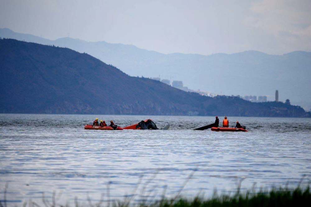 洱海坠机2人死亡2人仍在搜救残骸已被拖至廊桥现场煤油味很重