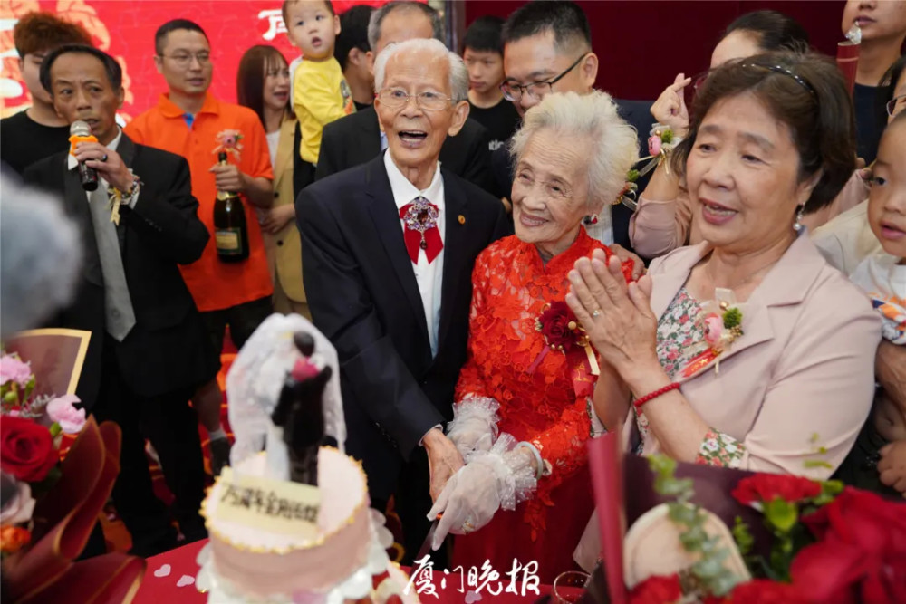 李家四代30多口人分工合作为老两口送上真挚的祝福.