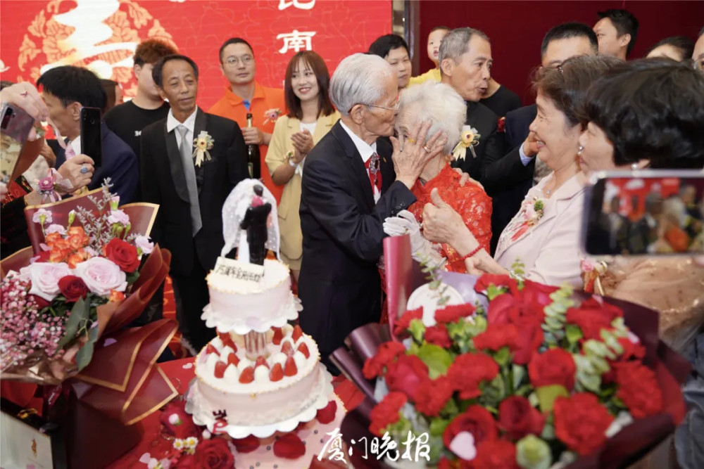 厦门百岁老人庆祝"金刚石婚",子女做伴郎伴娘!婚姻保鲜秘诀是