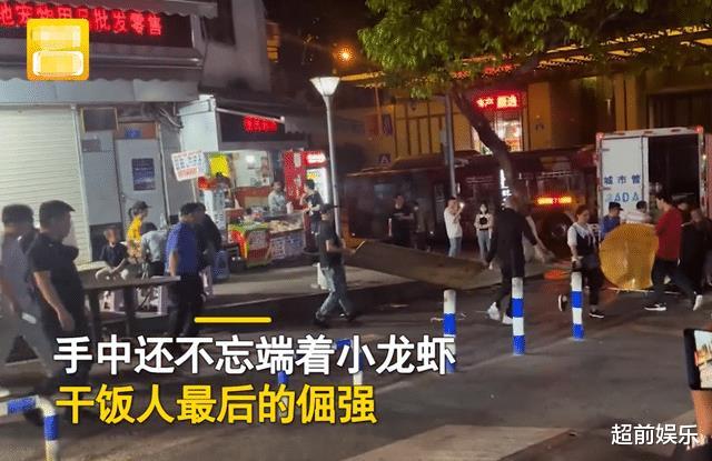 重庆:女子路边吃小龙虾突遇城管执法,混乱之际一波操作笑翻网友|小