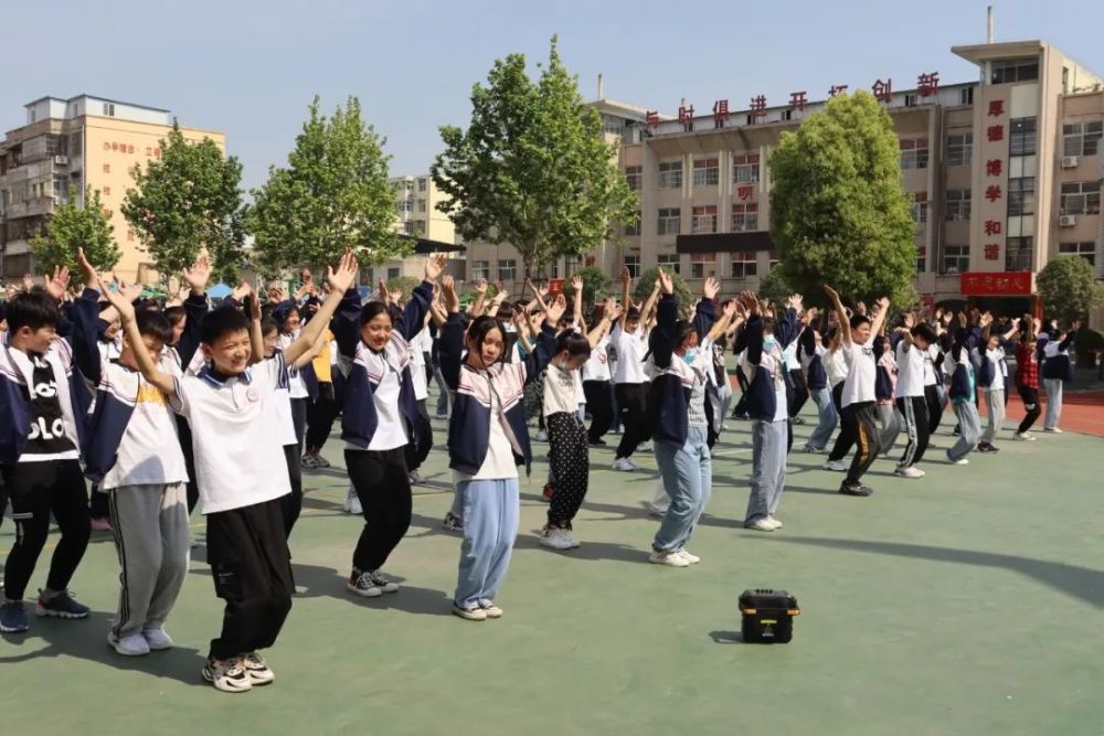 12护士节活动(六)丨今天,白衣天使走进民族中学,为祖国花朵送去满满