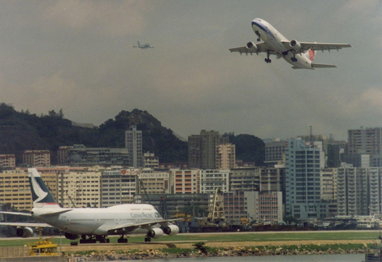 据数据统计,香港启德机场共发生过十二起空难,其中造成了270人死亡.