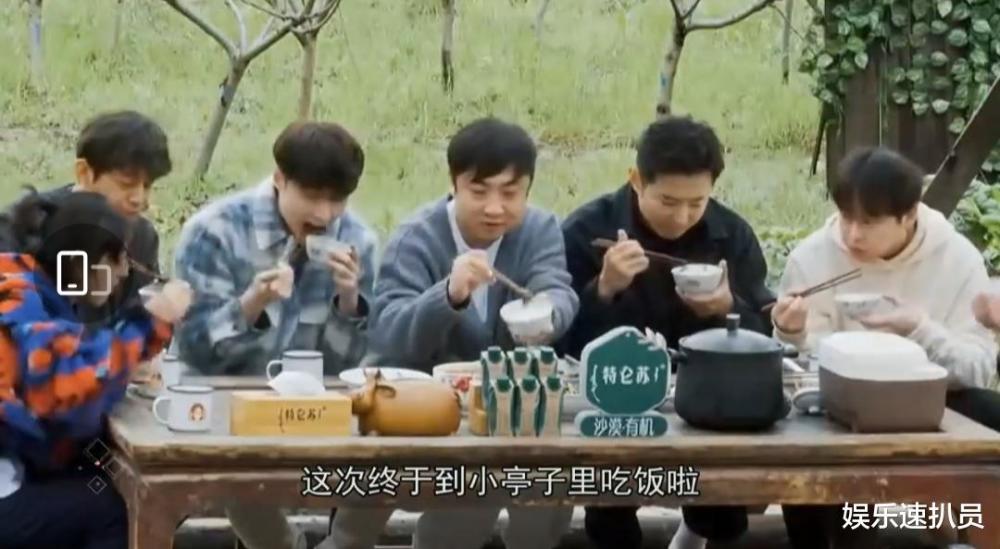 张子枫想要杨紫同款大圆床,张艺兴看到杨紫一脸傻笑,穿同款睡裤