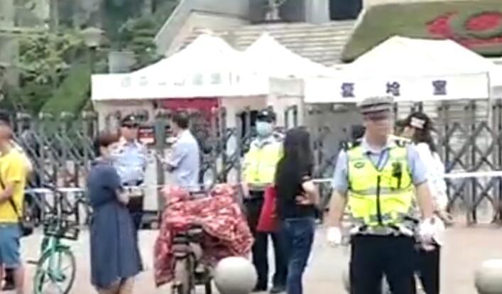 痛心!成都49中一学生坠楼身亡,家长校门外哭得撕心裂肺求公道