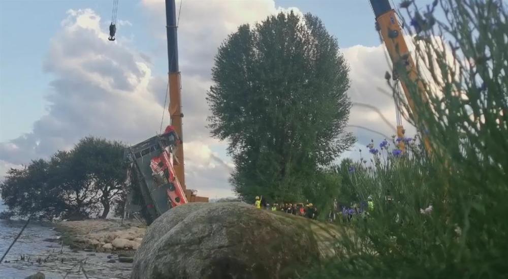 现场直击:大理坠毁直升机残骸刚被捞出水面