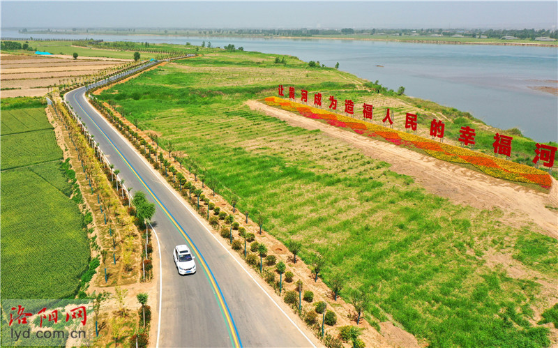 洛阳孟津境内,黄河在蓝天下静静东流,与崭新的沿黄生态旅游公路并行不