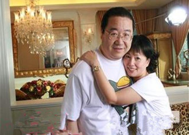 24年前,英达如愿甩掉宋丹丹,娶才女梁欢,婚后才发现这