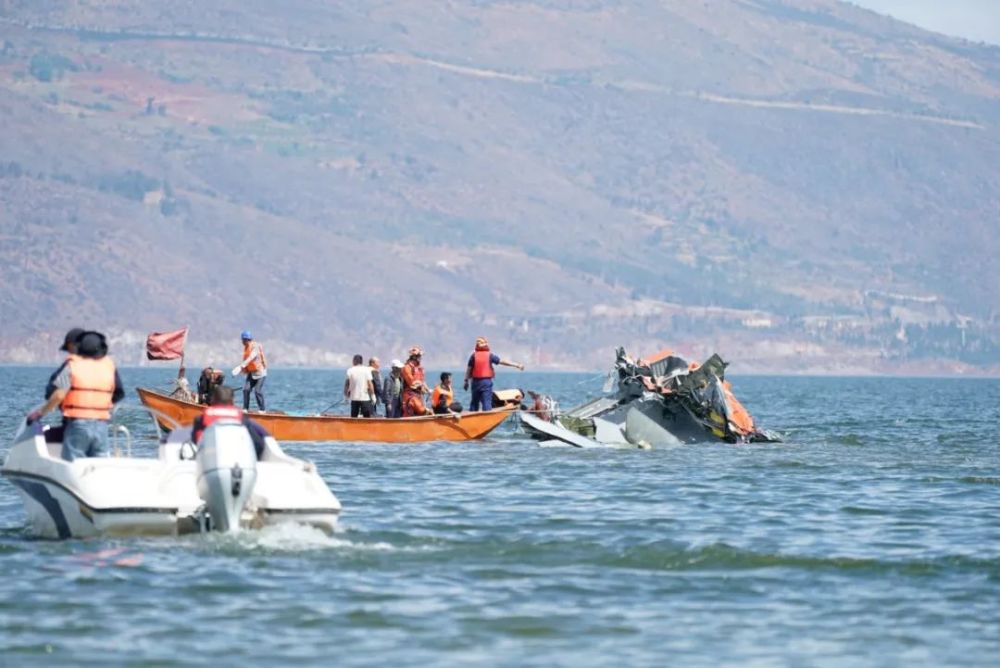 直升机坠入洱海2人遇难2人仍在搜救