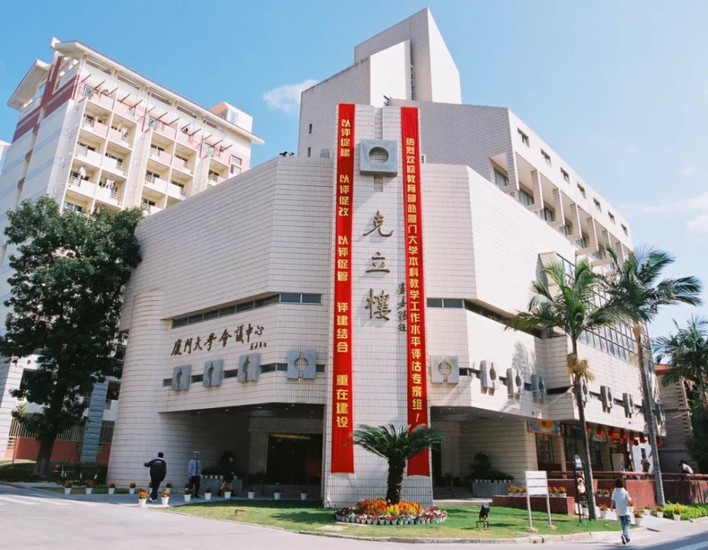首笔1000万元!香港著名作家梁凤仪向厦大捐赠