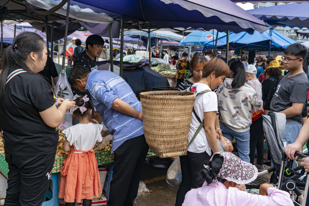 重庆:蔡家场赶场市民背背篓购物减少塑料袋污染