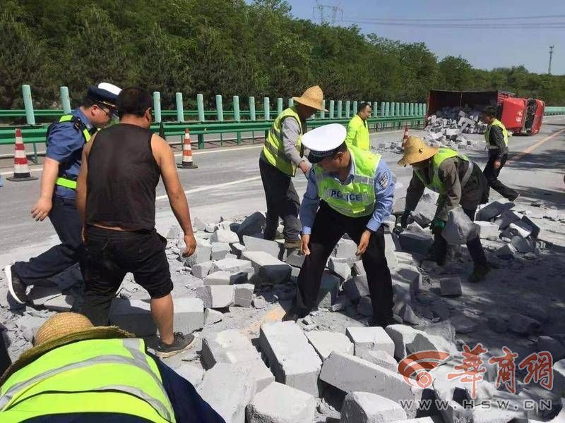 货车侧翻阻断高速宝鸡高速民警当搬运工及时抢通道路