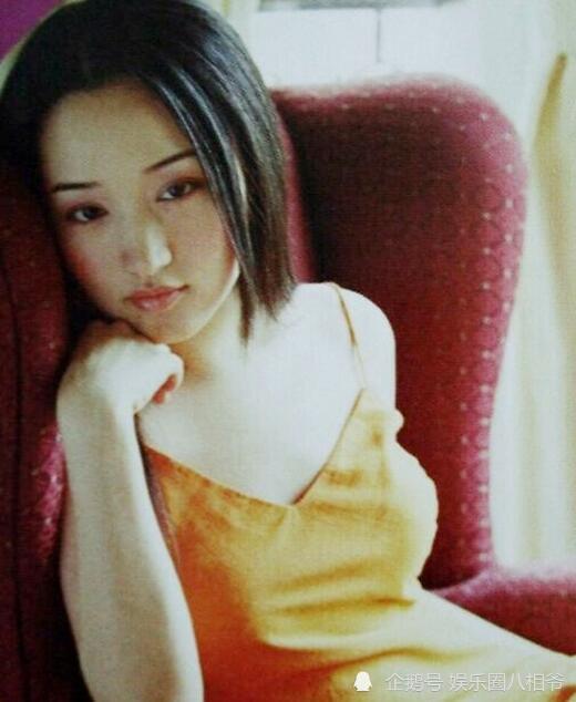 杨钰莹20年前旧照曝光,穿吊带裙尽显性感妩媚