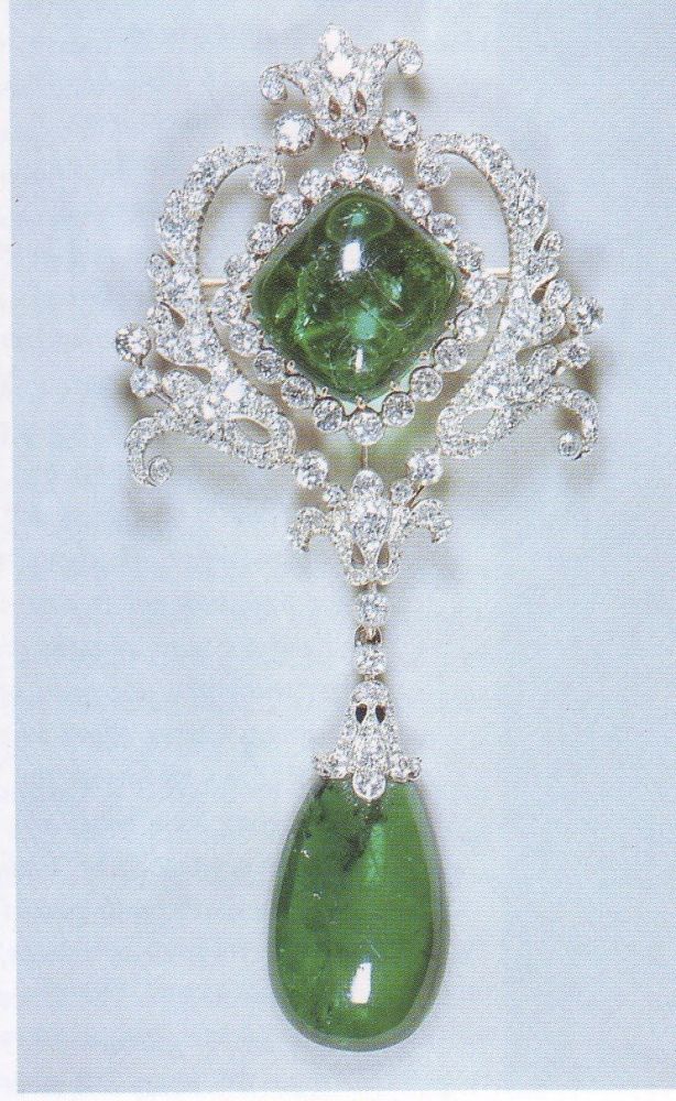 3枚绿宝石胸针是英国王室的幸运珠宝女王厚此薄彼爱它不爱它