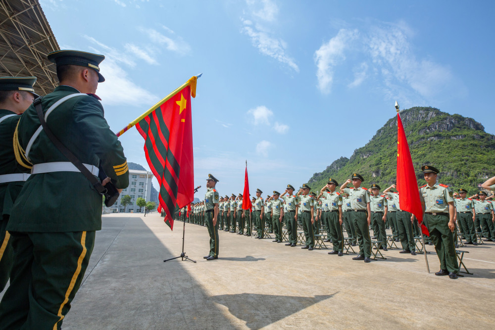 欢迎入列千余名武警新兵授衔