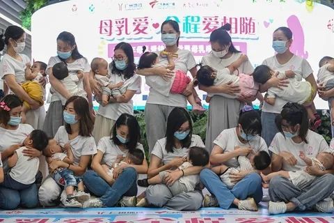 20位怀抱宝宝的妈妈来到广州地铁天河公园站内,以"母乳喂养快闪"的