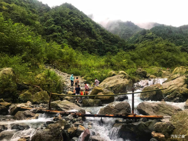 回龙沟生态旅游区位于彭州市白水河,与著名风景区丹景山,银厂沟在同