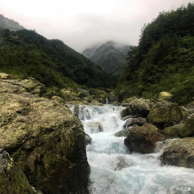 回龙沟生态旅游区位于彭州市白水河,与著名风景区丹景山,银厂沟在同