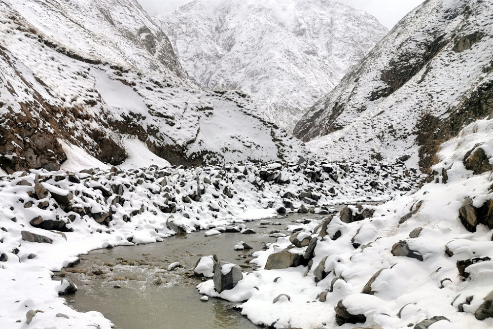 新疆和田昆仑山迎来降雪雪景迷人遥望着昆仑山顶的雪山像雪莲扎根于这