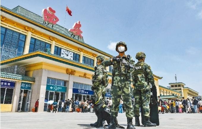 武警官兵在执勤. 记者 秦骥摄