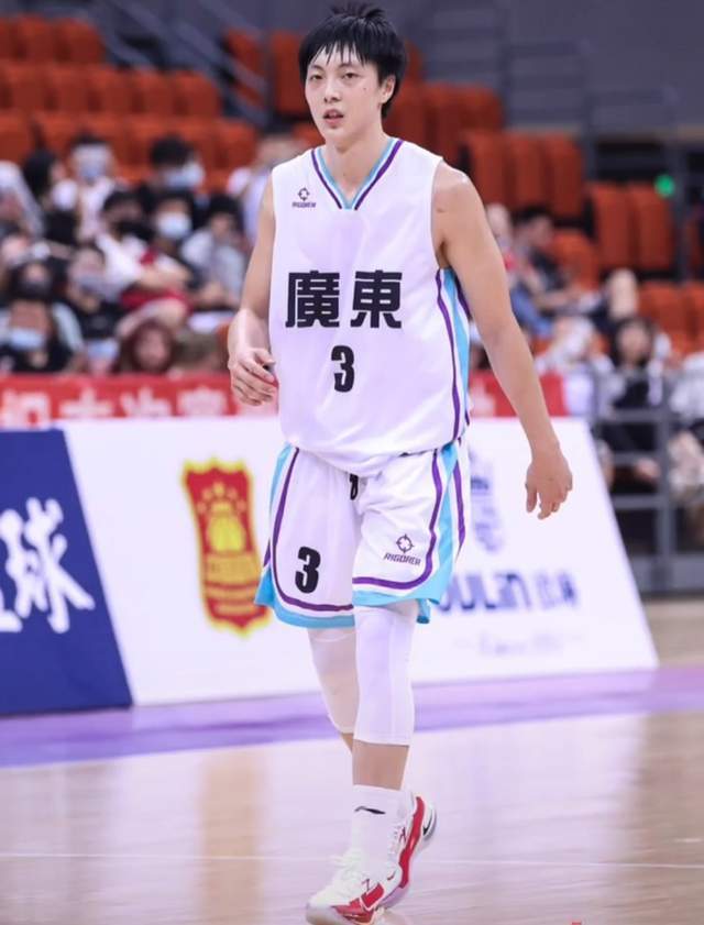 全运会球员上脚球鞋汇总:张镇麟穿aj35扣篮,胡明轩科比8抢眼