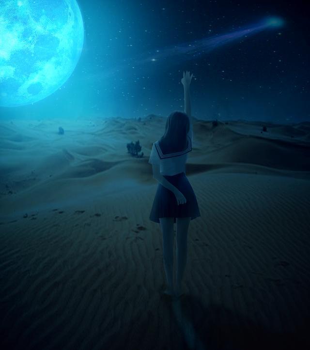 沙漠上对着月亮许愿的女孩