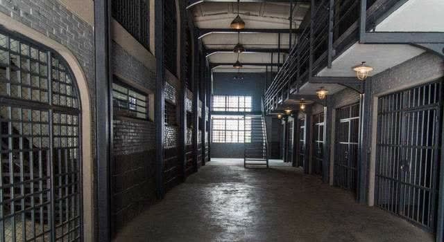 美国最牛的两个囚犯合力策反监狱女工当情人成功凿墙越狱