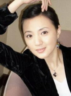 她5次登上春晚本该大火,却因绯闻跌入谷底