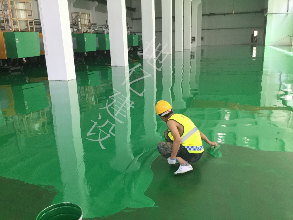 五,面涂层 环氧树脂地坪表面涂层施工前应保持地面清洁,如有杂物粘附
