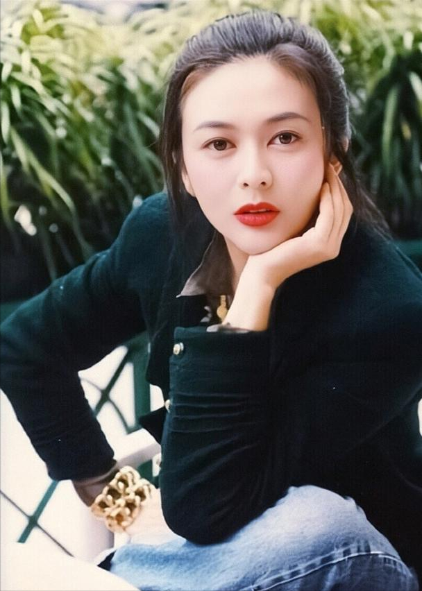 关之琳年轻时才真的是绝世美人,一袭长裙惊艳时光,后来怎样了?