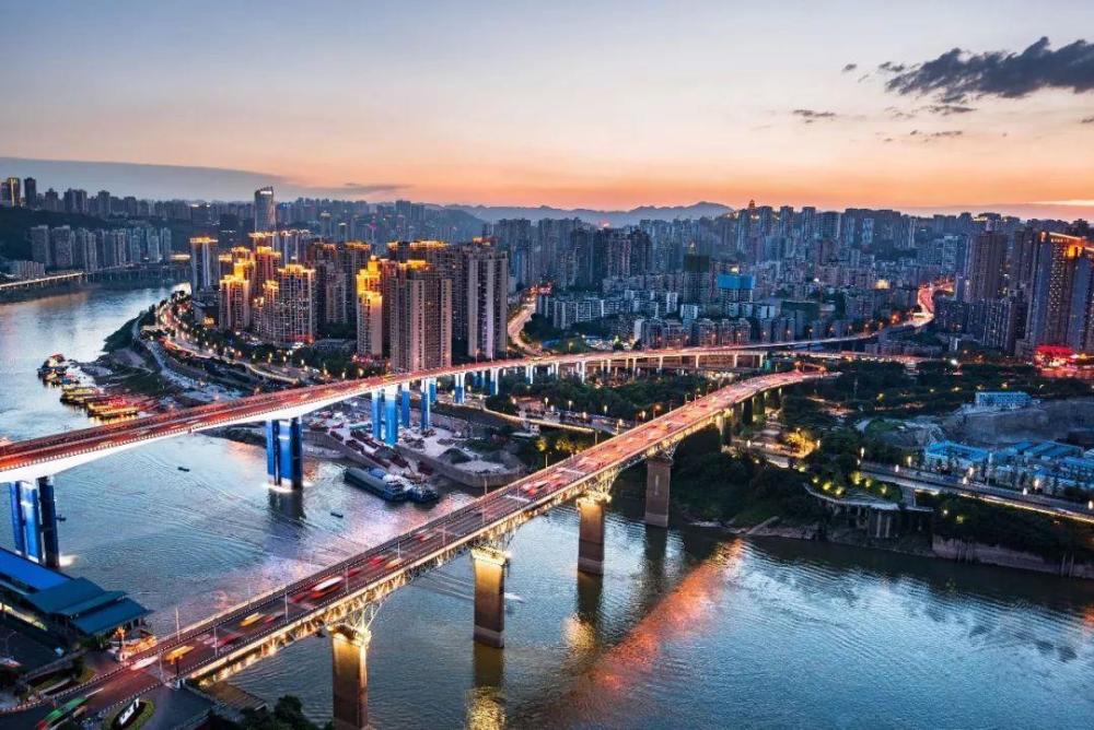 经济总量超过一万亿的城市_冥币图片一万亿(3)