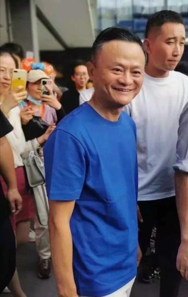 马云悄露面,笑容展人生