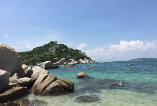 美丽的广东,惠州巽寮湾有一座旅游度假的三角洲岛,海水很蓝很凉