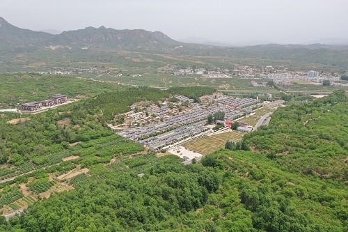 被绿色包围的是前南峪村庄.
