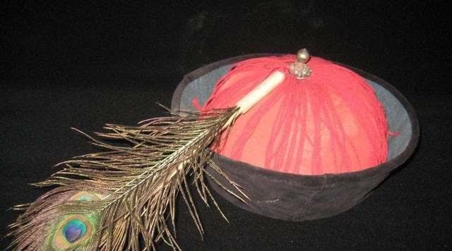 小伙带祖传"乌纱帽"鉴宝,专家拿光一照手哆嗦:敢问祖上何人?